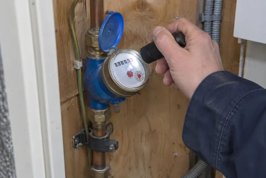 Lekdetectie Kamerik – watermeter in de meterkast controleren met een zaklamp